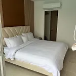Apartamento en Baia Kirstal cartagena con vista hacia la playa artificial