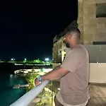 Apartamento en Baia Kirstal cartagena con vista hacia la playa artificial